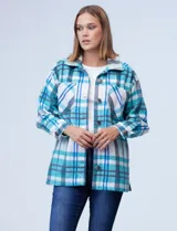 Sobrecamisa de tejido soft cuadrillé en tonos celeste, blanco y gris. Tiene cuello con solapa, abertura central con botones, bolsillos delanteros y mangas largas con puño y botón.