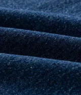 Pantalón de jean slim color azul, con lavado medio y acabado uniforme. Cuenta con cintura con presillas, cierre frontal con botón y cremallera, y bolsillos funcionales en la parte delantera y trasera.