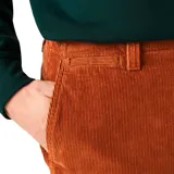 Pantalón de pana color marrón, corte recto, con bolsillos laterales y traseros.