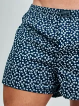 Bóxer de algodón blanco con estampado de flores pequeñas color celeste, con cintura elástica y logo de la marca en el centro.