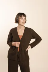 Cardigan tejido color marrón con efecto fantasia, silueta amplia y cómoda.