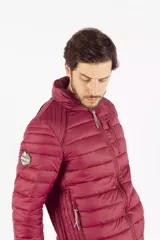 Campera puffer de diseño acolchado en color azul oscuro, con cuello elevado, cierre frontal completo y bolsillos laterales con cierre. Incluye un bolsillo adicional en el pecho y capucha oculta.