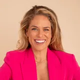 Conjunto de gargantilla y aros tipo argolla pequeña en oro 18k con detalles de brillantes incrustados. La gargantilla presenta un dije ovalado minimalista.