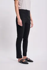 Pantalón de bengalina en color negro, de corte recto y tiro medio, con bolsillos laterales y cierre frontal.