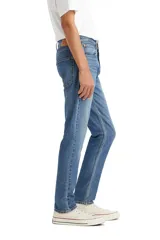 Jean Levi's modelo 512 Slim Taper de corte ajustado y tiro medio, con diseño de cinco bolsillos y cierre frontal con botón y cremallera.