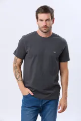 Remera lisa de manga corta y cuello redondo, color gris oscuro, de calce cómodo con pequeño logo bordado en el pecho.