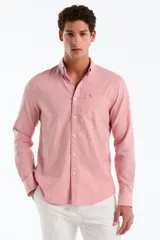 Camisa de manga larga de lino y algodón color rosado con bolsillo frontal y bordado del logo de la marca.