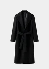 Abrigo largo de lana italiana Manteco en color negro, con diseño recto y cuello de pelo sintético desmontable. Presenta solapas con muesca, cierre con cinturón tipo batín, dos bolsillos laterales y forro interior.