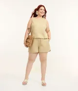 Short comfy de sarga de algodón beige, con cintura elástica con lazo, bolsillos laterales y amplios bolsillos plaqué en la parte trasera.