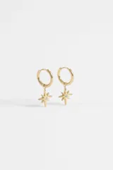 Aros de acero dorado con diseño de argolla y dije colgante en forma de estrella de ocho puntas con un strass en el centro.