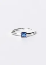 Anillo de plata 925 con una zirconia azul tallada en forma cuadrada.