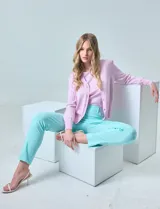 Pantalón blanco de gabardina elastizada, marca Zac & Rachel. Con pretina con pasadores, botón y cierre. Delantera con tres bolsillos. Trasera con bolsillos ojal.
