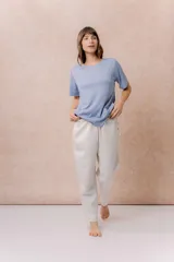 Pantalón de jogging blanco de corte relajado y pierna recta, con cintura elastizada y bolsillos laterales.
