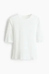 Remera en punto pointelle de algodón suave, de manga corta con escote redondo ribeteado en picot y bajo recto.