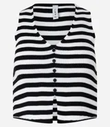 Chaleco de punto sin mangas con cuello en V y cierre frontal con botones negros. Presenta un diseño de rayas horizontales en blanco y negro.