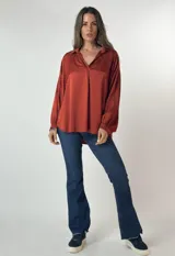 Blusa color bordó de mangas largas con puños elásticos y cuello camisero.