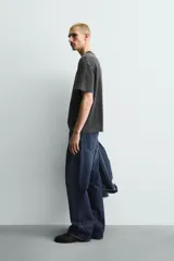 Camiseta de punto relaxed fit de algodón color bordó con efecto lavado, cuello redondo y manga corta.