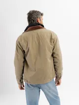 Campera liviana color beige con cierre frontal, bolsillo en el pecho y cuello de pana en tono marrón contrastante.