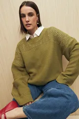 Sweater blanco de tejido de punto calado con escote redondo y mangas anchas.