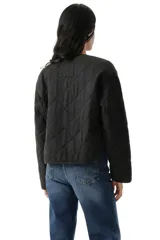 Campera corta acolchada con diseño de rombos, cuello redondo y cierre frontal con cremallera.