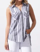 Camisa sin mangas de corte recto, con cuello clásico y escote en V. Presenta un diseño de rayas verticales en tonos lila, rosa, blanco y gris, con dos bolsillos frontales aplicados con estampado en chevron. Cuenta con cierre central de botones.