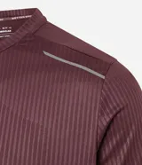 Remera deportiva de corte regular, confeccionada en tejido técnico con tecnología Dry para mayor transpirabilidad. Presenta cuello redondo, mangas cortas y detalles reflectantes y texturizados en los hombros.