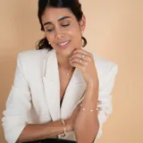 Pulsera de cadena fina en oro 18k con perlas de cultivo intercaladas.