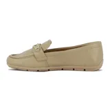 Mocasines de cuero negro con detalle de hebilla metálica dorada en el empeine, diseño clásico y suela plana.