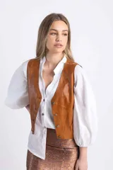 Chaleco sastrero de cuero marrón natural con botones metálicos dorados. Sin terminación.