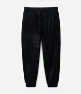 Pantalón jogger de plush color negro, con cintura elástica, bolsillos laterales y puños ajustados en los tobillos.