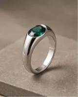 Anillo de plata con cristal de Swarovski verde facetado de forma ovalada, con diseño de sello.