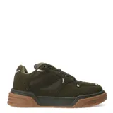 Championes urbanos de estilo skate, color verde oliva, confeccionados en gamuza con detalles en tela técnica. Presentan una suela de goma robusta en tono caramelo y cordones al tono.