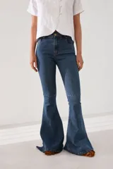 Jean de tiro medio-alto con corte oxford, ajustado hasta la rodilla y con pierna acampanada. Presenta tajos laterales en el ruedo y costura horizontal a la altura de la rodilla.