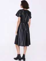 Vestido midi negro de cuero sintético con escote redondo, mangas cortas y cinturón de cadena dorada.