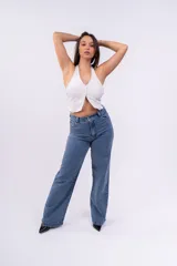 Top negro con escote halter y abertura en el centro.