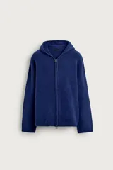 Chaqueta de punto relaxed fit azul oscuro con capucha, cierre frontal con cremallera y acabados en rib.