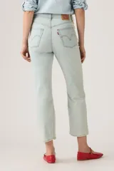 Jeans Levi's modelo Ribcage Straight Ankle, color celeste claro, de tiro ultra alto y corte recto al tobillo, confeccionados en denim con diseño clásico de cinco bolsillos.