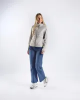 Campera entallada gris con capucha fija, cuello alto, cierre frontal y mangas largas.