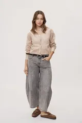 Jean de tiro medio y corte barrel con pierna amplia y ligeramente curva, estilo de cinco bolsillos en denim negro lavado.
