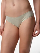 Bombacha de tiro medio confeccionada en algodón canalé con textura acanalada. Presenta un diseño clásico y cómodo con fundillo de algodón.