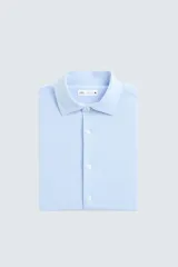 Camisa de manga larga, color celeste con finas rayas verticales blancas, cuello italiano y cierre frontal de botones.