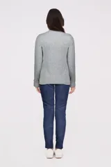 Buzo de manga larga color azul, con cuello redondo y textura de punto fino.