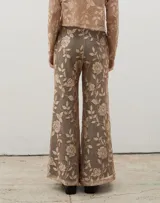 Pantalón de corte recto y holgado confeccionado en encaje con diseño floral, con pretina elastizada.