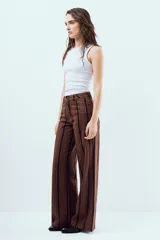 Jean wide leg de denim color celeste con tiro alto y corte amplio.