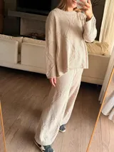 Pantalón tejido de algodón con diseño de rombos geométricos, corte oxford y pretina elástica con cordón ajustable.