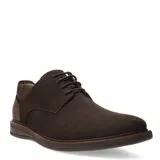Zapato acordonado de hombre color marrón café, con diseño de textura perforada en la parte frontal y laterales, y detalles en cuero liso en el talón y la zona de los cordones.