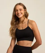 Top deportivo texturizado sin costuras de la marca Get Over, color negro, con escote redondo y tirantes finos ajustables. Incluye copas extraíbles.