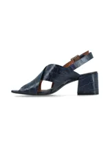Sandalias de taco ancho color azul con textura efecto cocodrilo, diseño de tiras cruzadas en el empeine y tira ajustable en el talón con hebilla metálica.