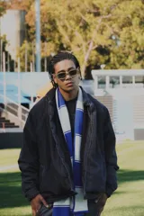 Bufanda larga de tejido de punto con rayas horizontales anchas en color blanco y azul.