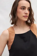 Top negro de lino con breteles anchos color camel y ruedo con costura a contratono.